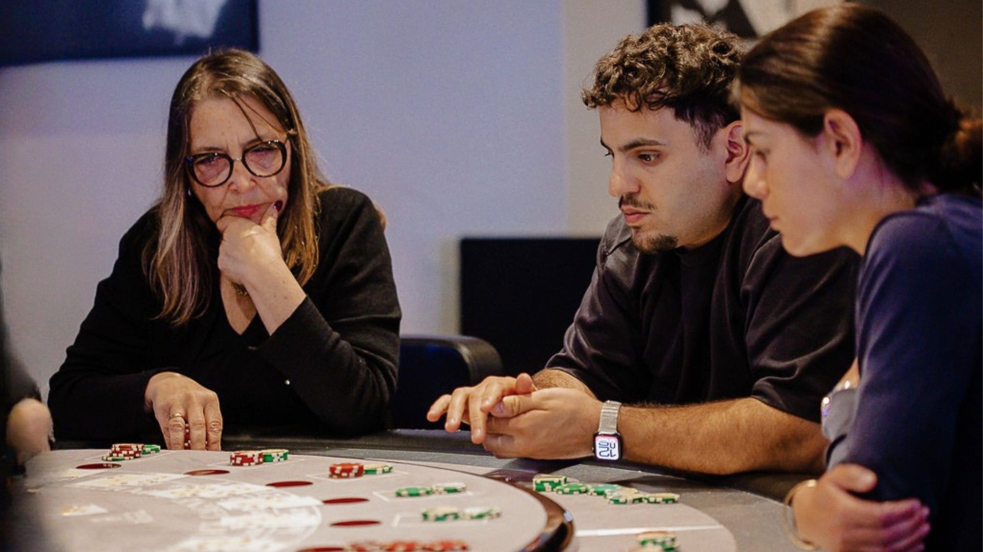 Monica Gosio Iovino observe deux élèves pendant une séance de formation de croupiers à l’École Casino.