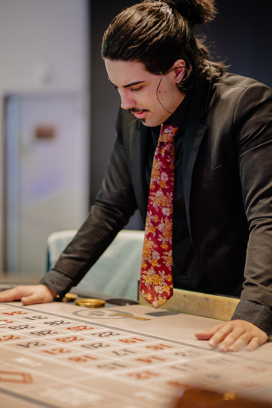 Stagiaire à la table de roulette pendant une formation de croupier à l’École Casino.