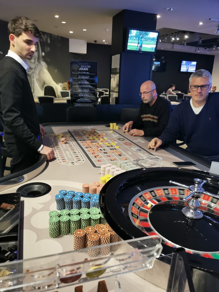 Évaluation pratique d’un stagiaire croupier devant des professionnels de casino.