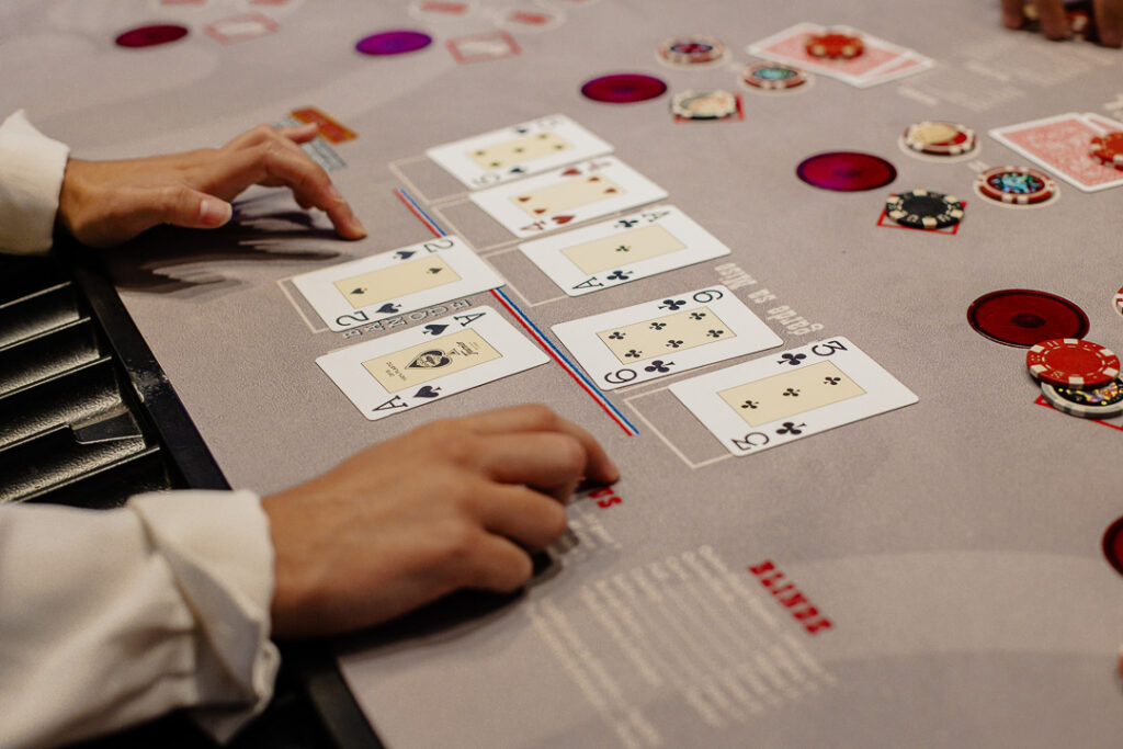 Exercice pratique sur une table de jeu pendant une formation de croupier à l’École Casino.