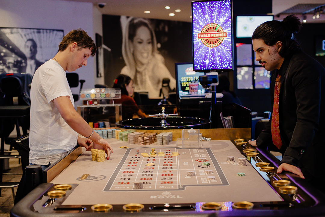Formation pratique de croupier sur une table de roulette à l’École Casino, à Mandelieu.